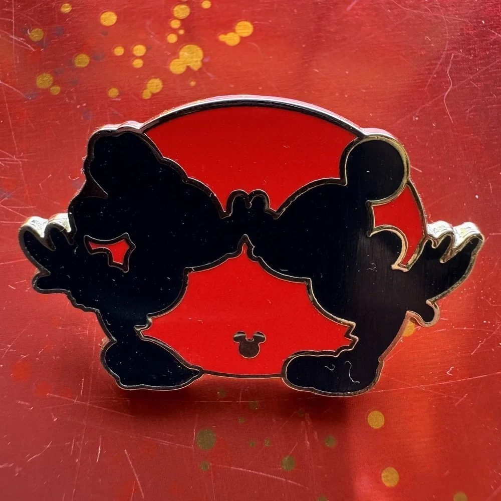 Disney Pin Hidden Mickey Minnie Kiss COMPLETER Mouse Ear 2018 Red Silhouette HTF